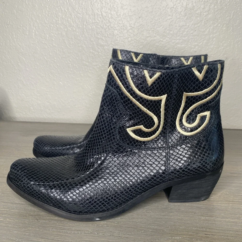 Vince Camuto Black Boots Snakeskin Print Gold Embroidered Western Womens‎ 9M